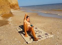 Азиатский молодой получает сперму в спину на общественном пляже