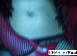 Чарли носит сексуальное белье и чулки
