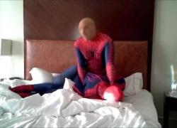 Человек-паук трахается с человеком-пауком в чулках