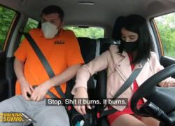 Fake Driving School Сексуальная черноволосая леди Ди сосет и трахается со своим инструктором