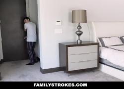 FamilyStrokes Bossy Stepmom учит их как трахаться