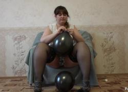 FETISH BALLOON POPPING Молодая красивая толстушка