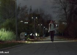 Глубоко Вечерняя Русская Jeny Smith Прогуливается На Открытом Воздухе В Прозрачных Красных Колготках Без Трусиков