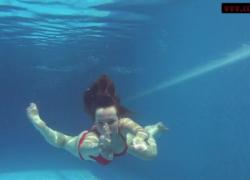 Горячая русская малышка Mia Ferrari под водой