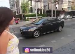 горячая тайская девчонка пользуется фаллоимитатором для секса в машине