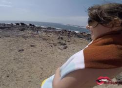 Грудастая делает ручную работу с кончил на ее сиськи на пляже