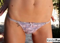 Kendall показывает свои супер горячие ноги, удивительные сиськи и узкую попку