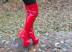 Lady L гуляет с сексуальными красными сапогами