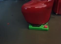 Леди L раздавить игрушку с экстремальных красных сапогах