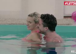 LETSDOEIT Горячий секс в бассейне с развратной чешской мамой