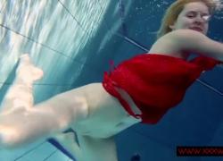 Люси горячая русская девушка в открытом бассейне