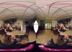 молодыхая официантка VRBangers Jill Kassidy предлагает специальное блюдо для вашего члена VR