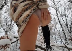 На открытом воздухе слишком холодно, но она жаркая зима, хорошее время для многократного оргазма