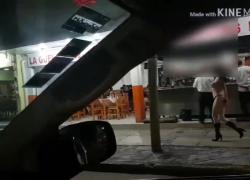 Она ходит голой перед рестораном
