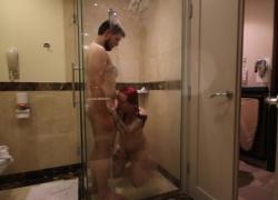 Парный секс под душем и ласточка с рыжими в европейском гостиничном номере