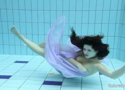 Плавающая девственница плавает и раздевается под водой