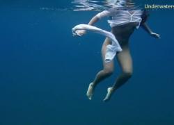 Плавно грациозно голый под водой