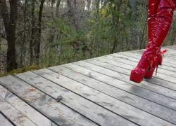 Прогулка по лесу Lady L с экстремально высокими каблуками