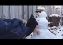 Русская девушка трахает снеговика
