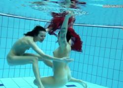 Сара и Газель плавают голыми