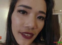 Сексуальная худенькая азиатка обожает хуй иностранца