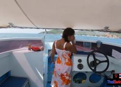 Тайская юная подруга отсосала и трахнулась раком на лодке публично