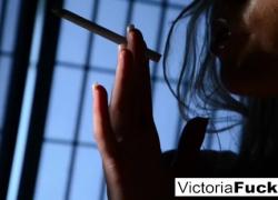 Victoria White демонстрирует свои длинные ноги и отличную попку во время курения