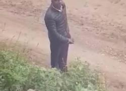 видео показывает черный парень, который дрочит на улице