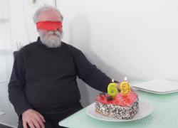Вкусная детка поздравляет старика с сексом